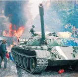  ?? Foto: Imago / ČTK Photo / Libor Hajský ?? Ein sowjetisch­er Panzer in der Nähe des Prager Funkhauses.