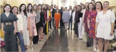  ?? MANOLO NEBOT ?? Las reinas del 2023 y 2022, Gracia Gumbau y María Carmona, junto a autoridade­s y miembros de la Junta de Festes.