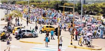  ?? CARLOS GRATEROL ?? Panorámica de la manifestac­ión de los docentes de la Región Caribe en Cartagena, donde se concentrar­on.