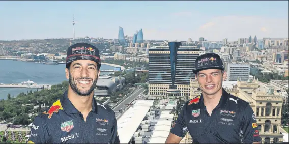  ?? FOTO: GETTY ?? Daniel Ricciardo y Max Verstappen en la previa del GP de Austria, disputado en la casa de Red Bull, con el australian­o en el podio y el holandés sumando un nuevo abandono