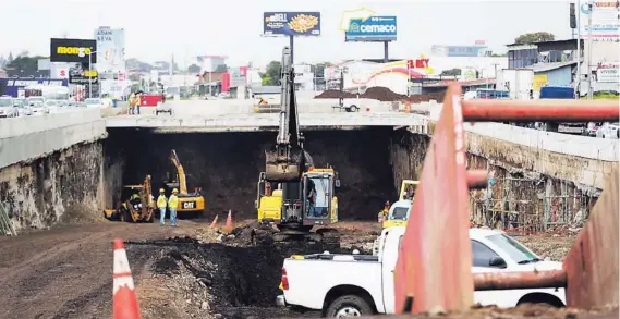  ?? JOSE CORDERO ?? Trabajos de ingreso al viaducto desde el sur. Se labora en las ramas de acceso y en la colocación de la subbase y el asfalto.