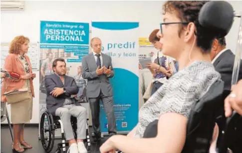  ?? F. . HERAS ?? Francisco Sardón y Pablo Rodríguez, ayer en el Servicio Integral de Asistencia Personal en Valladolid