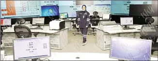  ?? Photo by Saud Salem ?? Al-Langawi shows how to monitor the pumping and purificati­on stations from the control room.