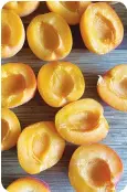  ??  ?? Halved apricots