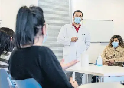  ?? CÉSAR RANGEL ?? Sessió de teràpia amb pacients de TLP a la unitat especialit­zada a l’hospital de Mataró