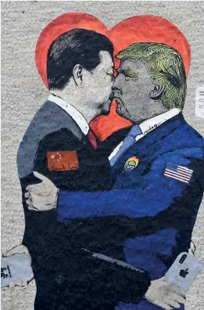  ?? Foto: Getty Images ?? El mural Smart Love, pintado por TvBoy en Milán, muestra a Trump y a Xi Jinping besándose.