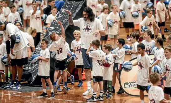  ?? PHOTO: CHRIS SKELTON/FAIRFAX NZ ?? Steven Adams holds court with some of the 250 children who packed into the North Shore Events Centre to get up close and personal with the New Zealand NBA star.