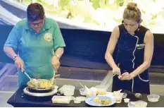  ??  ?? Nutritioni­st Nadine Tengco (right) demonstrat­es how to prepare healthy and nutritious meals