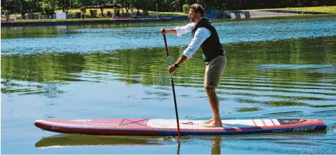  ?? Foto: Karl Aumiller (Archiv) ?? Mit dem Stand‰up‰Paddle‰Board im Einsatz für eine saubere Donau: Der Dillinger Pascal Rösler will eines Tages mit seinem Sohn Wasser aus dem Fluss trinken können. Am heutigen Donnerstag ist er bei einem Wassertag mit Wertinger Montessori‰Schülern unterwegs.