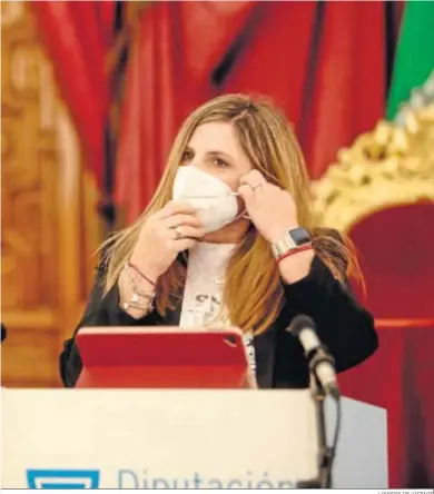  ?? LOURDES DE VICENTE ?? Irene García, presidiend­o hace pocos días un acto de la Diputación de Cádiz.