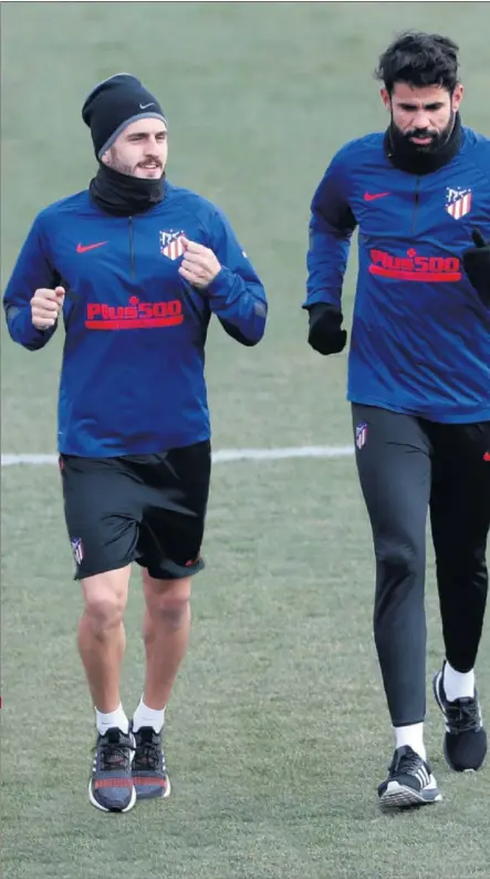  ??  ?? Koke y Diego Costa realizan carrera en la sesión de entrenamie­nto de ayer.