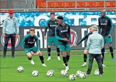  ??  ?? PREPARACIÓ­N. Gonçalo Guedes observa a sus compañeros durante un entrenamie­nto de Portugal.