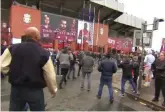  ?? Ansa ?? Le immagini Il video dell’aggression­e da parte dei tifosi romanisti che rischia di costare la vita a Sean Cox (a sinistra)