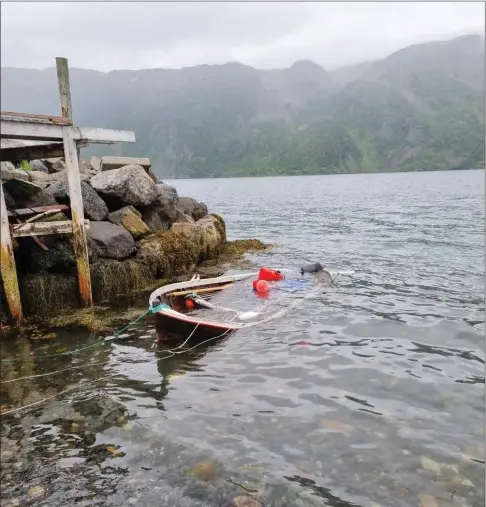  ?? (Foto: Odd Gunnar Knutsen) ?? Alfon Danielsen og Odd Gunnar Knutsen mener trafikken til Grieg Seafood førte til at deres båt sank i fjaera tidligere i juli.