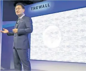  ??  ?? The Wall. Samsung mostró su joya, que se amplía hasta 146 pulgadas.