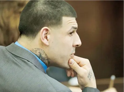  ??  ?? Tan reciente como el pasado viernes, Aaron Hernández apareció en corte y fue exonerado de los cargos de asesinato por las muertes de Daniel de Abreu y Safiro Furtado en 2012 en Boston.