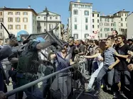  ??  ?? Il cordone
Era il 28 maggio 2012: su prescrizio­ne del questore il corteo del Kollettivo studenti in lotta avrebbe dovuto entrare in piazza solo al termine degli interventi ufficiali (Ansa)