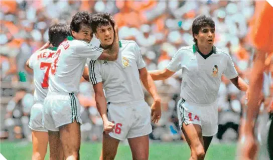 ?? ?? Fernando Quirarte (3), Carlos Muñoz (16) y Félix Cruz (14), durante el Mundial de México 1986, en el Estadio Azteca.