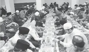  ??  ?? MOREH: Mahasiwa ketika berbuka puasa di Dewan Tun Mustapha WYSK.