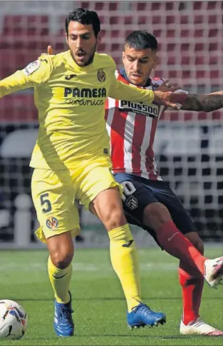  ??  ?? Dani Parejo defiende un balón ante Ángel Correa.