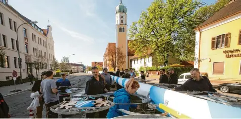  ?? Foto: Annette Zoepf ?? Der Haunstette­r Maibaum ist inzwischen wieder zurück im Stadtteil und wurde am Wochenende aufgestell­t, nachdem er zwischenze­itlich in den Landkreis Landsberg verzogen worden war.