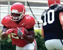  ?? JOSHUA L. JONES / The Associated Press ?? Georgia’s Nick Chubb (left) takes a handoff from quarterbac­k Jacob Eason during a recent practice.