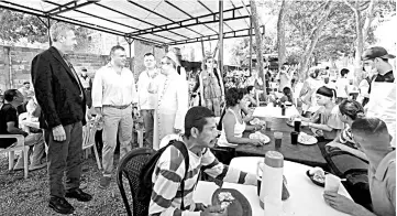  ?? — AFP photo ?? Grandi (left) greets Venezuelan migrants during his visit to the Divina Providenci­a shelter in Cucuta, Colombia, on the border with Venezuela.