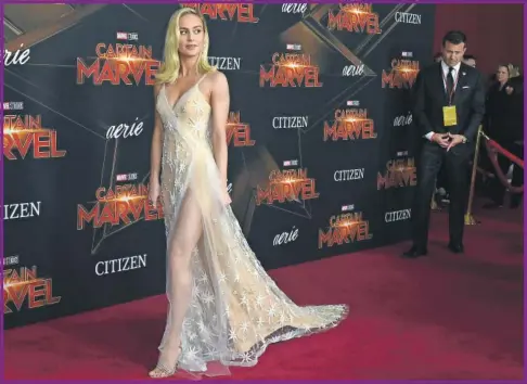  ??  ?? Brie Larson desfila en la alfombra roja de la premiere mundial de “Captain Marvel” en El Dolby Theatre de L.A.