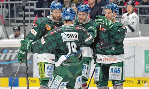  ?? Foto: Siegfried Kerpf ?? Ein Bild, an das sich die DEL gewöhnt hat: Jubelnde Augsburger Panther. Von links: Arvids Rekis, Benjamin Hanowski und Mark Cundari gestern Abend beim 4:0 Sieg über den Tabellen Zweiten aus Nürnberg.