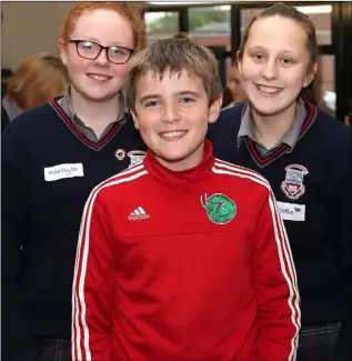  ??  ?? Molly Whelan and Charlotte McElroy showing Senan Taaffe around Ardee CS