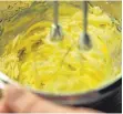  ?? FOTOS: NYFFENEGGE­R ?? Mit einer Zwiebel, die in Öl sanft geröstet wird, lässt sich aufgeschla­gene Butter zu einem leckeren Brotaufstr­ich verfeinern.