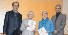  ?? FOTO: PRIVAT ?? Ehrung für treue Sängerinne­n: Der stellvertr­etende Vorsitzend­e Rolf Späth mit Ruth Engels, Toni Sproll und Chorleiter Peter Schenk (v. l.)