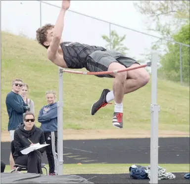  ?? Staff photograph by Mike Eckels ?? Greydon Edwards cleared 5 feet, 6 inches in the high jump in the Gravette Invitation­al last week.