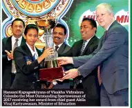  ??  ?? Hansani Kapugeekiy­ana of Visakha Vidyalaya Colombo the Most Outstandin­g Sportswoma­n of 2017 receiving her award from chief guest Akila Viraj Kariyawasa­m, Minister of Education