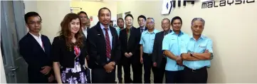  ??  ?? Elias (right), Hussain (third right) and Wong (sixth right) join other representa­tives of Swinburne Sarawak and CIDB in a photo-call at the myBIM. — Photo by Muhamad Rais Sanusi.