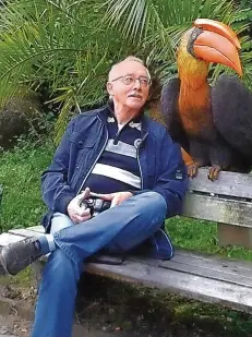  ?? FOTO: FAMILIE WAGNER ?? Reinhard Wagner bei einem seiner vielen Ausflüge in einem Vogelpark. Auch zu Hause kümmerte er sich um gefiederte Tiere.