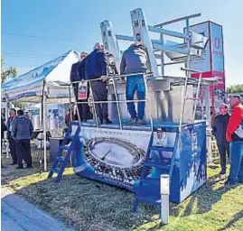  ?? ?? EQUIPAMIEN­TO. La exhibición de tecnología, tanto para tambos como para la industria, fue parte del ambiente donde se desarrolló la muestra en Villa María.