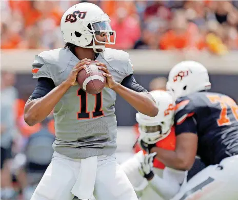  ?? [PHOTO BY NATE BILLINGS, THE OKLAHOMAN] ?? Keondre Wudtee looks to pass during the Orange and Black spring game on Saturday.