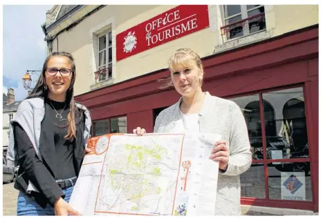  ??  ?? Aurélie Meleux (à gauche, embauchée pour la saison), et Charlène Besnard, conseillèr­e en séjour.