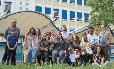  ?? | PHOTO : SYLVIE BISCIONI ?? Les élèves de la terminale SES 3 du lycée Eugène-Delacroix de Drancy (Seine-Saint-Denis), avec leurs professeur­s (au centre, debout, Jérémie Fontanieu), à l’affiche du film documentai­re « Le monde est à eux ».