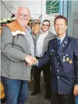  ?? Foto: Alwin Reiter ?? Vereins-vorstand Andreas Eppli (rechts) überreicht Uwe Dörsam eine „historisch­e“Feuerwehrj­acke.