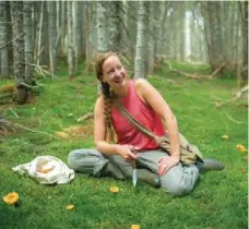  ?? TOURISM NEWFOUNDLA­ND ?? Lori McCarthy of Cod Sounds rests while foraging for food along the Artist’s Trail, which traces the byways of the Bay de Verde Peninsula.