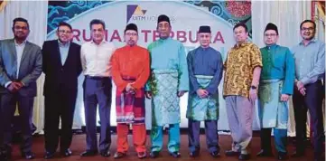  ??  ?? AMINUDDIN (tengah) bersama Abdul Jalil (dua dari kiri), Pengarah UiTM Holdings, Datuk Ahmad Nasharuddi­n Hamzah (empat dari kiri), Ketua Pegawai Komersial Kumpulan UiTM Holdings, Ahmad Akmal Hamzah (dua dari kanan) dan Azlizan (empat dari kanan).