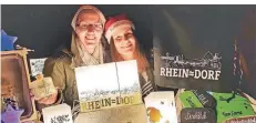  ?? FOTO. MISERIUS ?? Beim Rheindorfe­r Weihnachts­markt präsentier­ten Stefanie Kalteier und Tochter Julia die Skyline von Rheindorf - unter anderem auf einer Lampe.