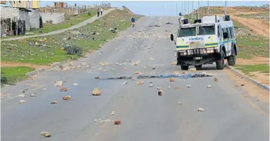  ?? Pictures: JUDY DE VEGA ?? SPENT MISSILES: Rocks and stones litter 7de Laan in the aftermath of the protest