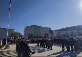  ?? (Photo L. A.) ?? Députés, élus locaux, représenta­nts de la préfecture, du Départemen­t et de la Région étaient réunis autour des gendarmes varois à la caserne d’Entrevert, pour rendre hommage aux militaires disparus en .