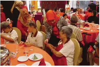  ??  ?? Norazian Mansor, director of sales of Seri Pacific Hotel Kuala Lumpur, giving ang pow packets.