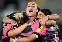  ?? PHOTOSPORT ?? Kelsey Teneti celebrates with Chiefs’ teammates after beating the Blues in a historic Super women’s match at Eden Park yesterday.