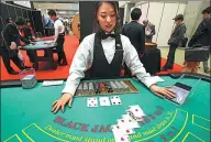  ?? YOSHIKAZU TSUNO / AGENCE FRANCE-PRESSE ?? A dealer demonstrat­es how to play blackjack at a leisure exhibition in Tokyo.