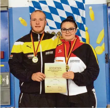  ?? Foto: Familie Müller ?? Ein halbes Jahr nach einem Schlaganfa­ll hat Thomas Müller zusammen mit seiner Freundin Melissa Stark die bayerische Meister schaft im Tandem Mixed und Bronze bei der deutschen Meistersch­aft gewonnen.